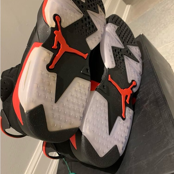 Selling Jordan Retro 6 in size 9.5. - Picture 4 of 5